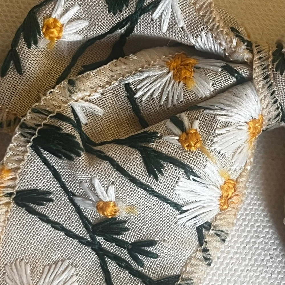 Beautiful embroidered Sunflower 🌻 Hair Bow NWT
